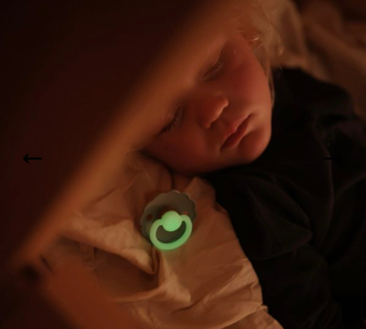 FRIGG DAISY NIGHT NATURAL RUBBER BABY PACIFIER || CROISSANT + CREAM