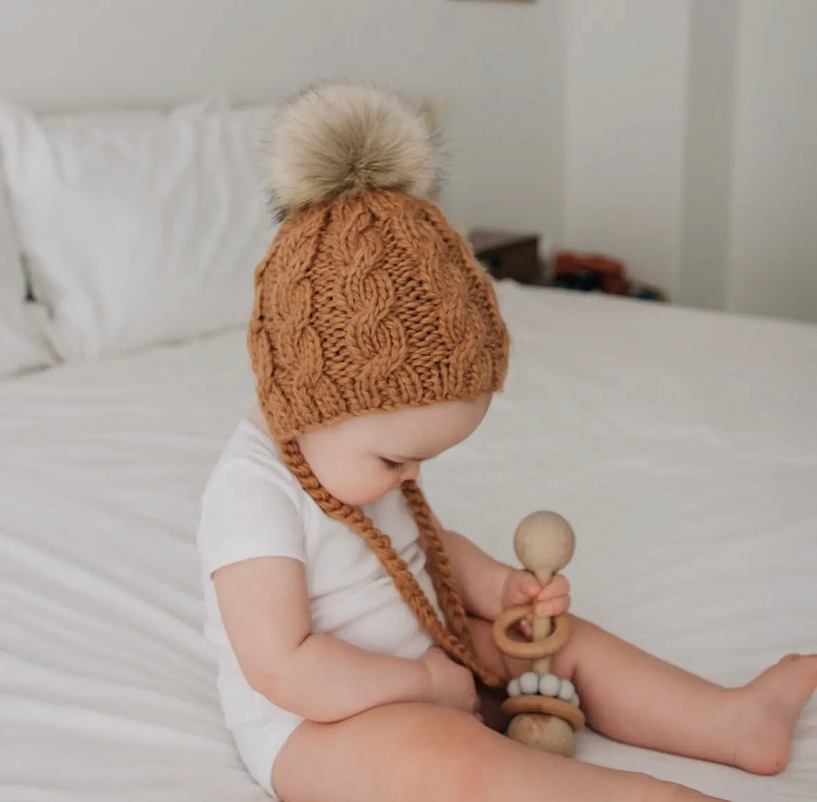 Aspen Cable Knit Bonnet || Pecan