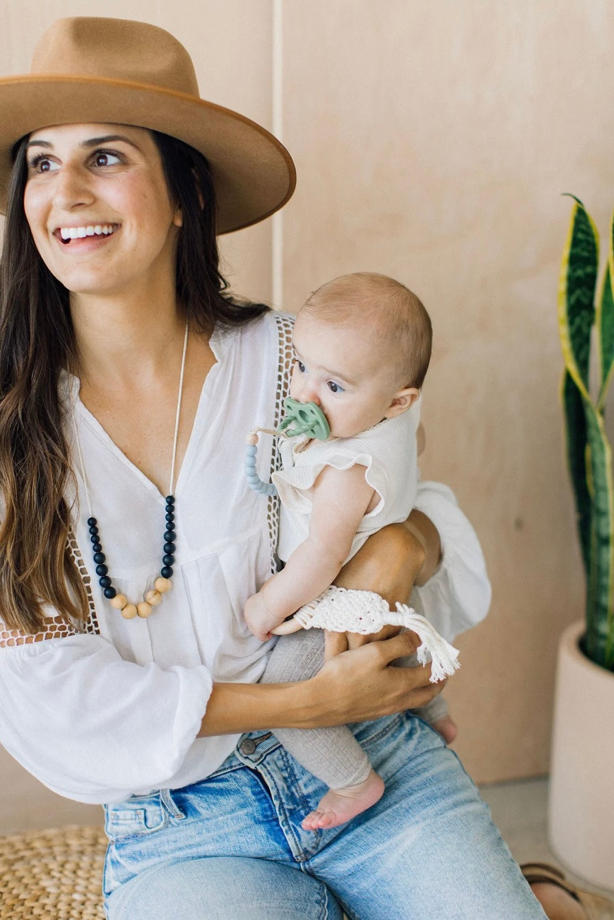 Luna Macrame Teether || Cream